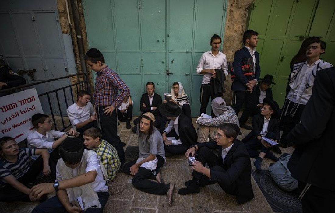 مستوطنون صهاينة يدنسون باحات المسجد الاقصى